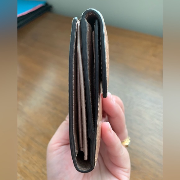 Authentic Gucci Microguccissima Monogram
Patent Leather Wallet - Picture 5 of 15